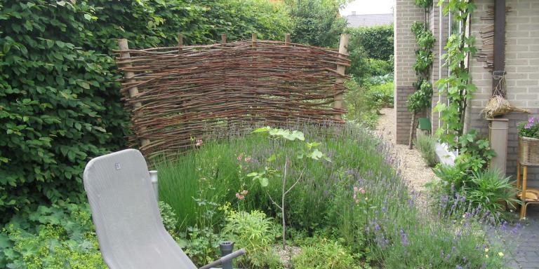 Vlechtwerk in kleine tuin
